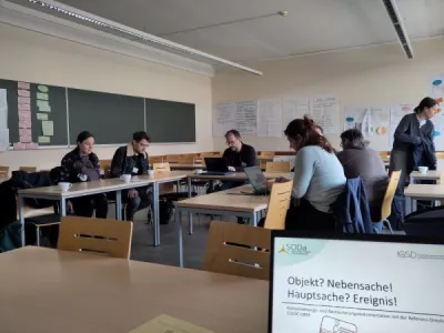 In der Session „Objekt? Nebensache! Hauptsache? Ereignis!“ diskutieren Teilnehmer*innen mit Gudrun Schwenk anhand konkreter Projekte Einsatzmöglichkeiten und Herausforderungen semantischer Modellierung mit der Ontologie CIDOC CRM. Foto: Gudrun Schwenk, CC-BY SA 4.0.