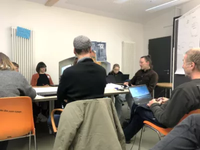 Barcampen im kleineren Sessionkreis. Foto: Rebekka Reichert, CC-BY SA 4.0.