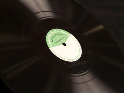 Foto einer Schellackplatte aus dem Lautarchiv. Foto: Heike Zappe, Humboldt Universität zu Berlin.