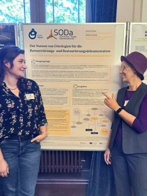 Kristina Fischer und Gudrun Schwenk vor ihrem Poster auf der FORGE 2025